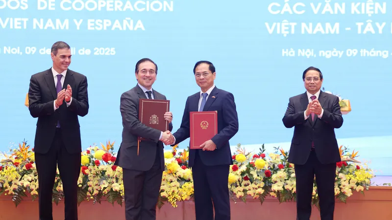 Thủ tướng Phạm Minh Chính phát biểu tại cuộc gặp gỡ báo chí sau khi tiến hành hội đàm, sáng 9-4. Ảnh: QUANG PHÚC