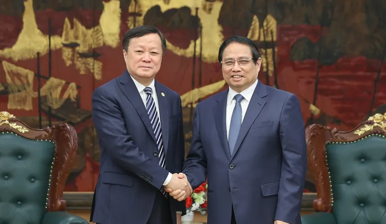 Thủ tướng Phạm Minh Chính và Chủ tịch Tập đoàn COMAC Hà Đông Phong. Ảnh: VIẾT CHUNG