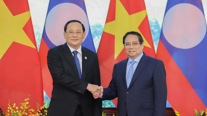Thủ tướng Phạm Minh Chính gặp Thủ tướng Lào Sonexay Siphandone nhân chuyến sang Việt Nam tham dự Hội nghị thượng đỉnh P4G. Ảnh: VIẾT CHUNG