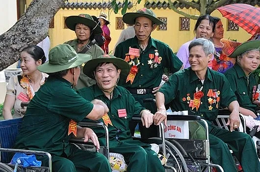 Tặng quà cho người có công với cách mạng 