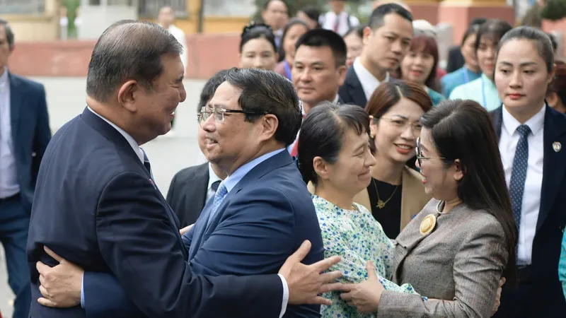Thủ tướng Phạm Minh Chính và Thủ tướng Nhật Bản cùng 2 phu nhân. Ảnh: VIẾT CHUNG 