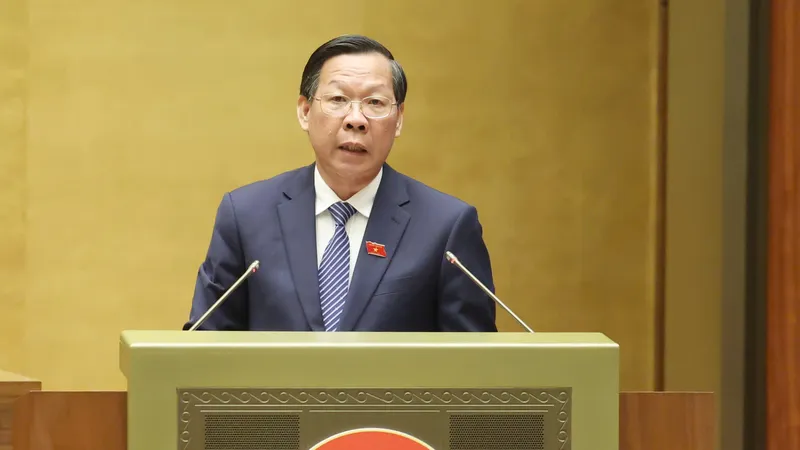 Chủ nhiệm Ủy ban Kinh tế và Tài chính của Quốc hội Phan Văn Mãi trình bày báo cáo thẩm tra, sáng 5-5. Ảnh: QUANG PHÚC