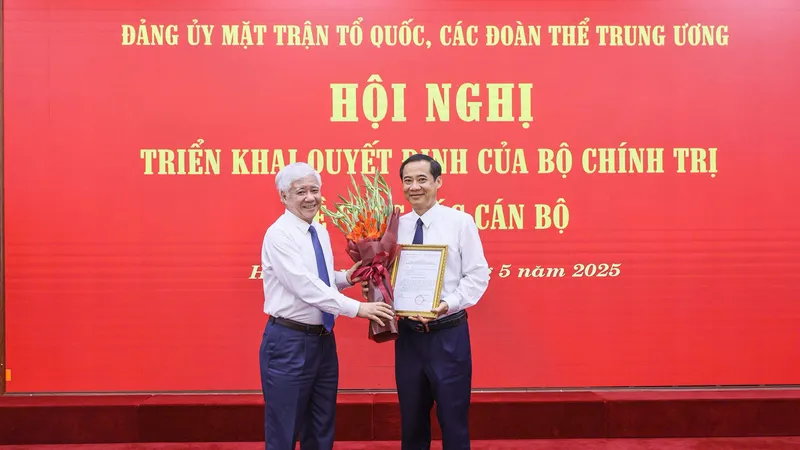 Ông Đỗ Văn Chiến, Ủy viên Bộ Chính trị, Bí thư Trung ương Đảng, Bí thư Đảng ủy MTTQ, các đoàn thể Trung ương, Chủ tịch Ủy ban Trung ương MTTQ Việt Nam (trái) trao Quyết định và tặng hoa chúc mừng ông Nguyễn Thái Học