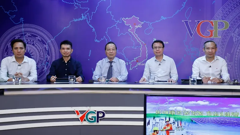Các nhà quản lý, chuyên gia tham dự tọa đàm