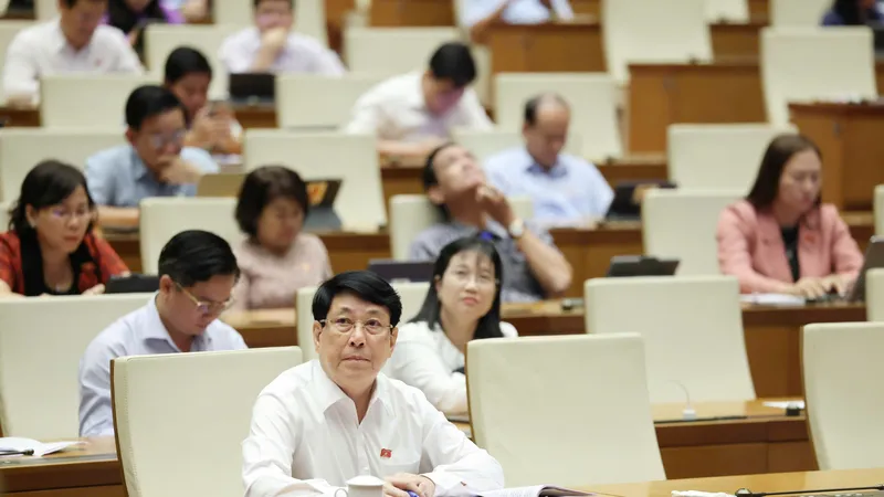 Chủ tịch nước Lương Cường và các đại biểu dự phiên thảo luận tại hội trường sáng 9-5. Ảnh: QUANG PHÚC