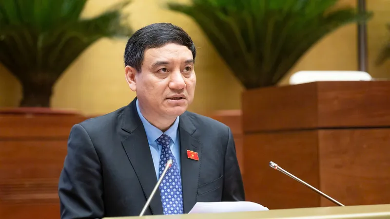 Chủ nhiệm Ủy ban Văn hóa và Xã hội của Quốc hội Nguyễn Đắc Vinh trình bày báo cáo giải trình, tiếp thu, chỉnh lý dự thảo Luật sửa đổi, bổ sung một số điều của Luật Quảng cáo, sáng 10-5. Ảnh: VIẾT CHUNG