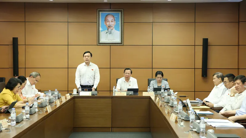 Đoàn đại biểu Quốc hội TPHCM thảo luận tại tổ, chiều 10-5. Ảnh QUANG PHÚC