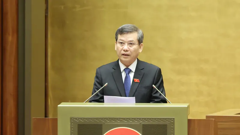 Chánh án Tòa án nhân dân tối cao Lê Minh Trí trình bày tờ trình dự án Luật sửa đổi, bổ sung một số điều của Bộ luật Tố tụng dân sự, Luật Tố tụng hành chính, Luật Tư pháp người chưa thành niên, Luật Phá sản và Luật Hòa giải, đối thoại tại tòa án. Ảnh: QUANG PHÚC
