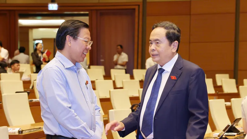 Chủ tịch Quốc hội Trần Thanh Mẫn trao đổi với Chủ nhiệm Ủy ban Kinh tế và Tài chính của Quốc hội Phan Văn Mãi tại phiên họp ngày 15-5. Ảnh QUANG PHÚC