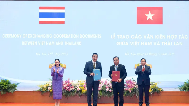 Thủ tướng Phạm Minh Chính và Thủ tướng Thái Lan Paetongtarn Shinawatra chứng kiến lễ trao các văn kiện hợp tác giữa hai nước. Ảnh: VIẾT CHUNG