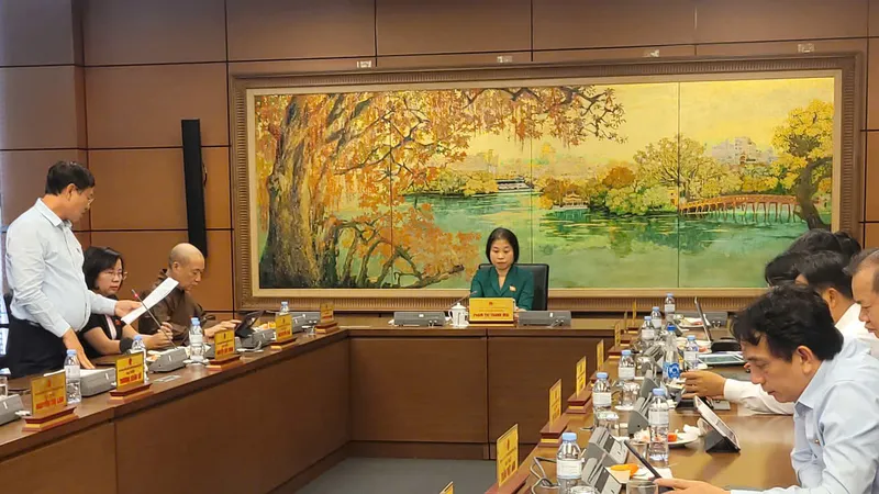 Các đại biểu Quốc hội thảo luận tại tổ chiều 16-5. Ảnh: LÂM NGUYÊN