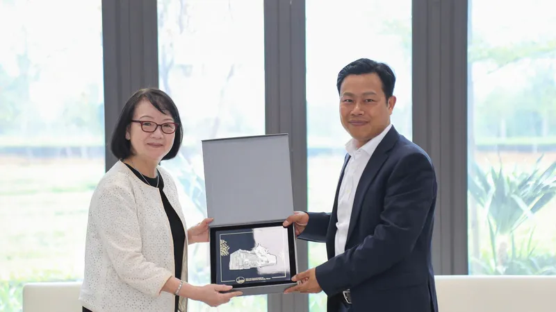 Giám đốc Đại học Quốc gia Hà Nội Lê Quân và bà Nguyễn Bích Yến