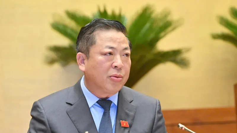 Bộ trưởng Bộ Xây dựng Trần Hồng Minh trình bày tờ trình, sáng 19-5. Ảnh: VIẾT CHUNG