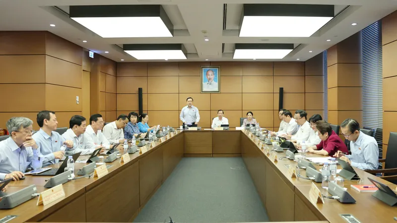 Đoàn đại biểu Quốc hội TPHCM thảo luận tại tổ, chiều 20-5. Ảnh: QUANG PHÚC