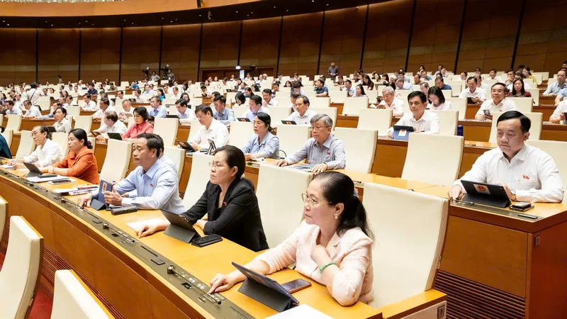 Các đại biểu Quốc hội bấm nút biểu quyết thông qua các nghị quyết, sáng 21-5. Ảnh: QUANG PHÚC