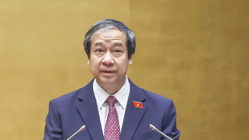 Bộ trưởng Bộ GD-ĐT Nguyễn Kim Sơn trình bày Tờ trình dự thảo Nghị quyết của Quốc hội về phổ cập giáo dục mầm non cho trẻ em mẫu giáo từ 3 đến 5 tuổi.