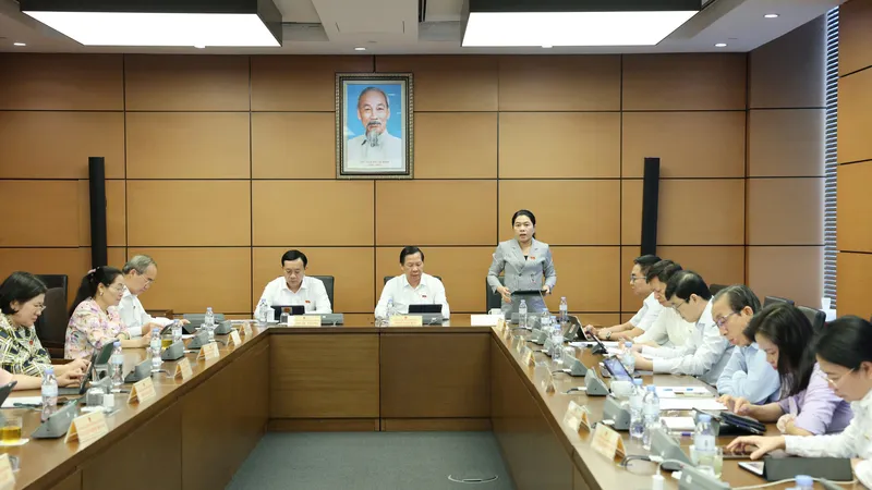 Đoàn đại biểu Quốc hội TPHCM thảo luận tại tổ, chiều 22-5. Ảnh: QUANG PHÚC