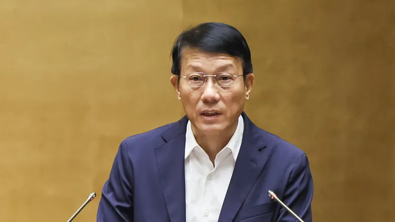 Bộ trưởng Bộ Công an Lương Tam Quang thừa ủy quyền của Thủ tướng Chính phủ trình bày tờ trình dự án Luật Dẫn độ. Ảnh: VIẾT CHUNG