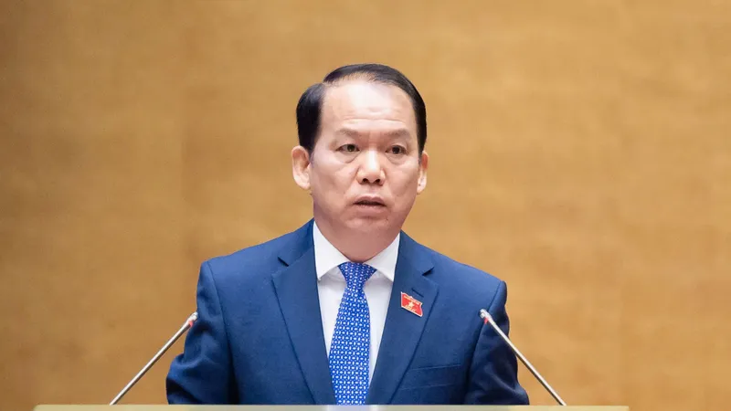 Chủ nhiệm Ủy ban Pháp luật và Tư pháp của Quốc hội Hoàng Thanh Tùng trình bày báo cáo thẩm tra dự án Luật Tương trợ tư pháp về hình sự, sáng 26-5. Ảnh: VIẾT CHUNG