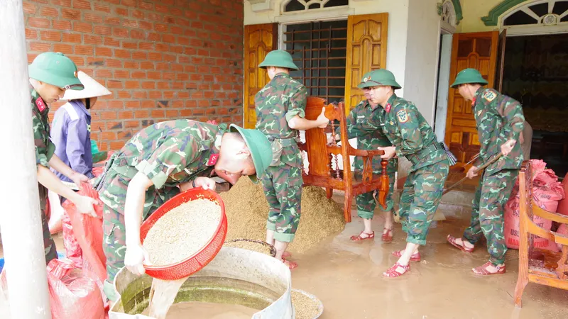 Lực lượng chức năng giúp người dân ở huyện Cẩm Xuyên, Hà Tĩnh khắc phục hậu quả mưa lũ