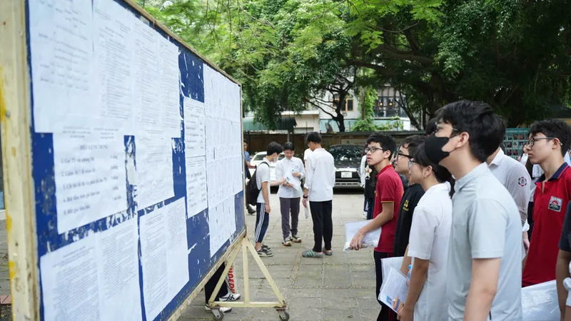 Học sinh đến làm thủ tục dự thi vào lớp 10 năm học 2025-2026 tại Hà Nội