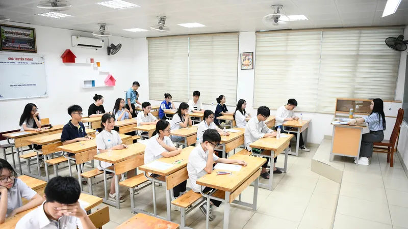 Thí sinh dự thi ở điểm Trường THCS Kim Giang, quận Thanh Xuân, Hà Nội, sáng 7-6. Ảnh: VIẾT CHUNG