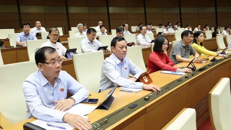 Đại biểu Quốc hội bấm nút biểu quyết thông qua luật, sáng 16-6. Ảnh: QUANG PHÚC