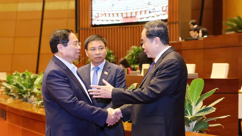 Thủ tướng Phạm Minh Chính trao đổi với Chủ tịch Quốc hội Trần Thanh Mẫn và Bộ trưởng Bộ Tài chính Nguyễn Văn Thắng tại phiên thảo luận về phát triển kinh tế - xã hội, ngày 17-6. Ảnh: QUANG PHÚC