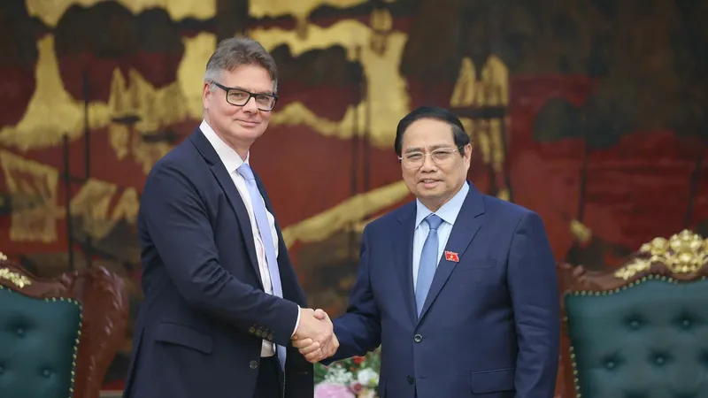 Thủ tướng Phạm Minh Chính tiếp ông Antoine Colin, Phó Chủ tịch cấp cao, phụ trách toàn cầu về chuyển đổi số và chuỗi cung ứng của Tập đoàn HP (Hoa Kỳ), chiều 20-6. Ảnh: VIẾT CHUNG