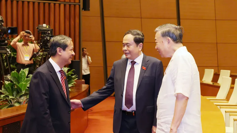 Tổng Bí thư Tô Lâm trao đổi với Chủ tịch Quốc hội Trần Thanh Mẫn và Bộ trưởng Bộ GD-ĐT Nguyễn Kim Sơn tại phiên chất vấn về lĩnh vực giáo dục và đào tạo, sáng 20-6. Ảnh: QUANG PHÚC