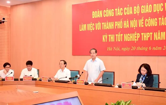 Bộ trưởng Bộ GD-ĐT Nguyễn Kim Sơn kiểm tra công tác chuẩn bị kỳ thi của Hà Nội
