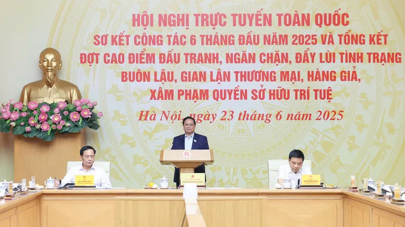 Thủ tướng Phạm Minh Chính chủ trì và phát biểu tại hội nghị trực tuyến toàn quốc về công tác đấu tranh ngăn chặn, đẩy lùi tình trạng buôn lậu, gian lận thương mại, hàng giả, xâm phạm quyền sở hữu trí tuệ. Ảnh: VIẾT CHUNG