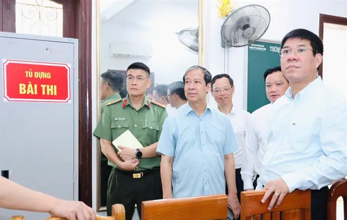 Bộ trưởng Nguyễn Kim Sơn kiểm tra tại điểm thi tại Trường THPT Nguyễn Đức Cảnh, Thái Bình