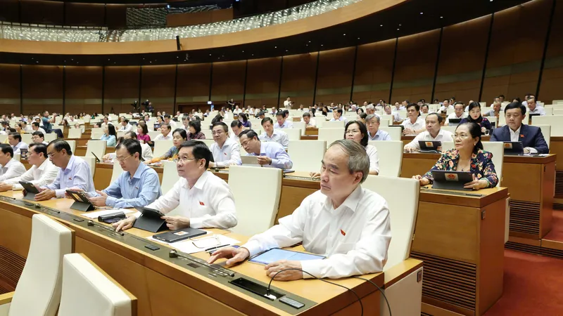 Đại biểu Quốc hội bấm nút biểu quyết thông qua luật. Ảnh: QUANG PHÚC
