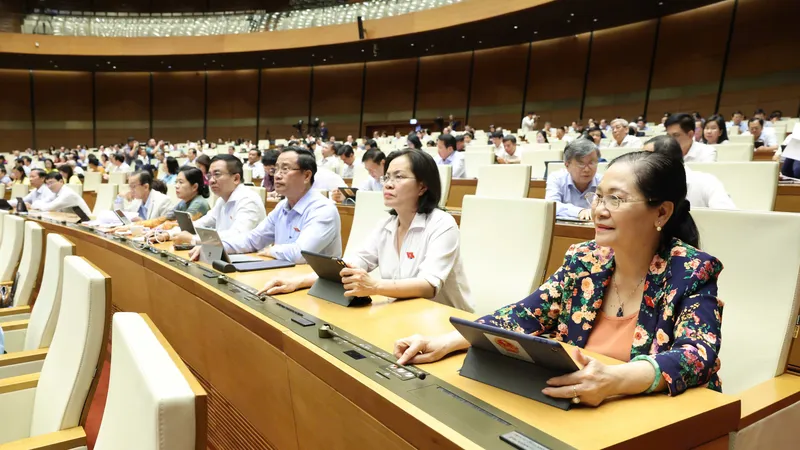 Đại biểu Quốc hội bấm nút biểu quyết thông qua luật. Ảnh: QUANG PHÚC