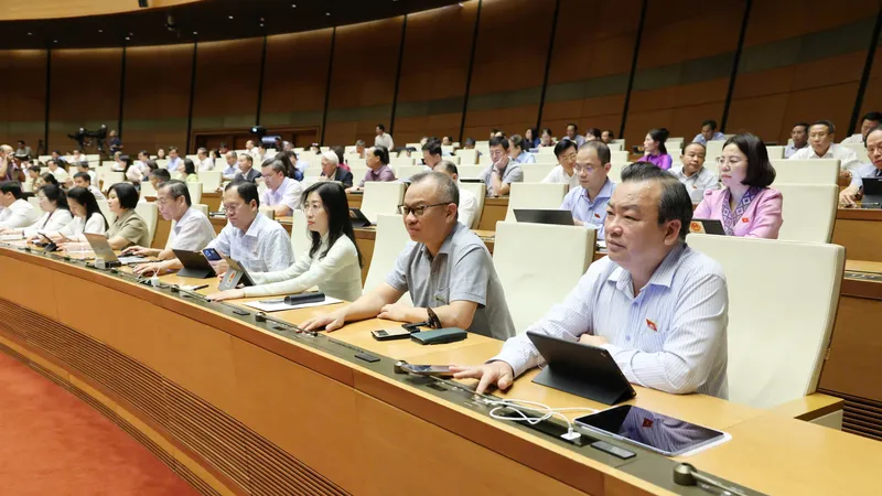 Đại biểu bấm nút thông qua Nghị quyết của Quốc hội về cơ chế xử lý khó khăn, vướng mắc do quy định của pháp luật. Ảnh: QUANG PHÚC