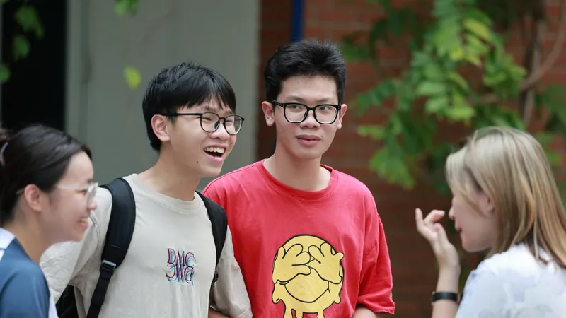 Thí sinh đến làm thủ tục dự Kỳ thi tốt nghiệp THPT năm 2025 tại điểm trường THPT Lương Thế Vinh, quận Cầu Giấy, Hà Nội, chiều 25-6. Ảnh: VIẾT CHUNG