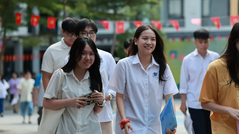 Thí sinh hoàn thành môn thi đầu tiên của Kỳ thi tốt nghiệp THPT năm 2025 tại điểm trường THCS Yên Hoà, quận Cầu Giấy, Hà Nội. Ảnh: VIẾT CHUNG