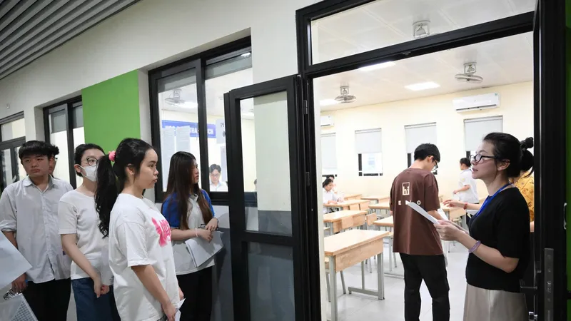 Thí sinh thi môn đầu tiên của Kỳ thi tốt nghiệp THPT năm 2025 tại điểm trường THCS Nguyễn Trường Tộ, quận Đống Đa, Hà Nội, sáng 26-6. Ảnh: VIẾT CHUNG