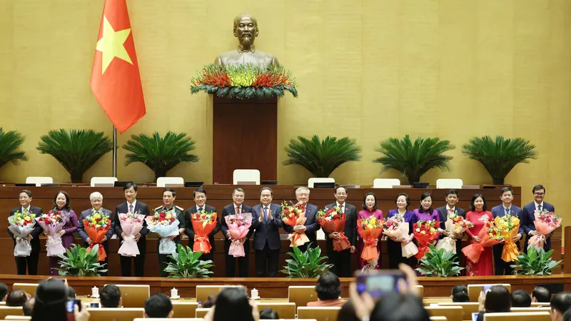 Chủ tịch Quốc hội, Chủ tịch Hội đồng Bầu cử quốc gia Trần Thanh Mẫn tặng hoa, chúc mừng các thành viên Hội đồng Bầu cử quốc gia. Ảnh: QUANG PHÚC