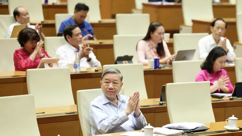 Tổng Bí thư Tô Lâm và các đại biểu Quốc hội tán thành thông qua luật chiều 26-6. Ảnh QUANG PHÚC