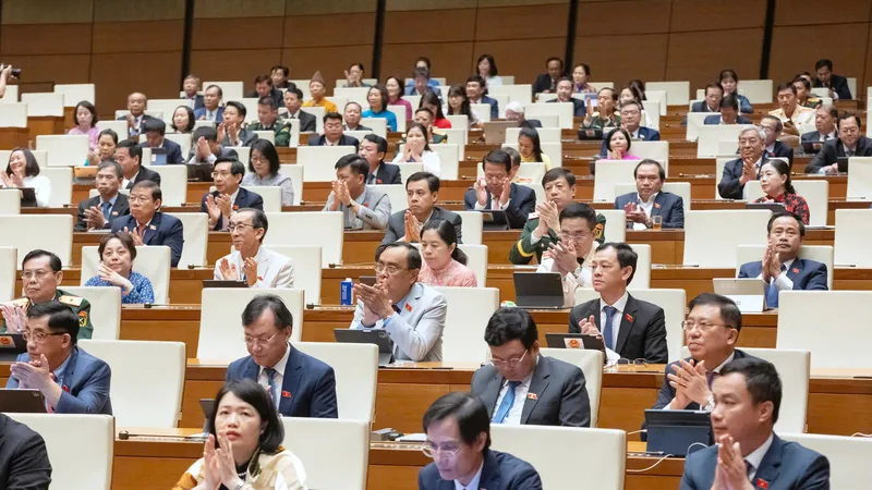 Các đại biểu dự phiên bế mạc kỳ họp, sáng 27-6. Ảnh: VIẾT CHUNG