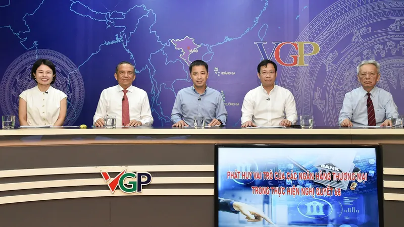 Các khách mời tham gia tọa đàm
