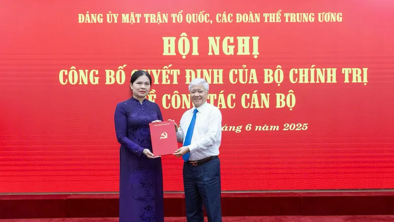 Đồng chí Đỗ Văn Chiến, Ủy viên Bộ Chính trị, Bí thư Trung ương Đảng, Bí thư Đảng ủy MTTQ, các đoàn thể Trung ương, Chủ tịch Ủy ban trung ương MTTQ Việt Nam trao quyết định cho đồng chí Hà Thị Nga 