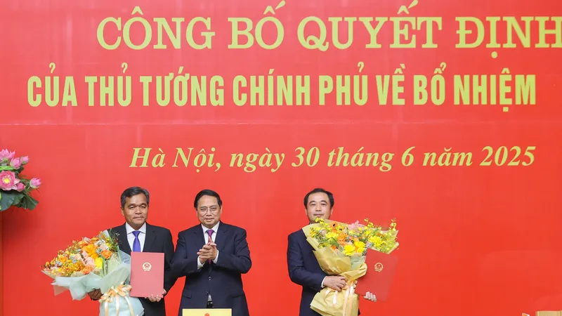 Thủ tướng Phạm Minh Chính trao các quyết định điều động và bổ nhiệm ông Trần Đức Thắng (phải) và ông Hồ Văn Niên (trái)