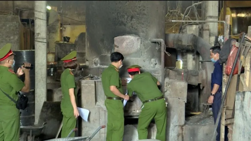 Cơ quan chức năng kiểm tra một cơ sở sản xuất
