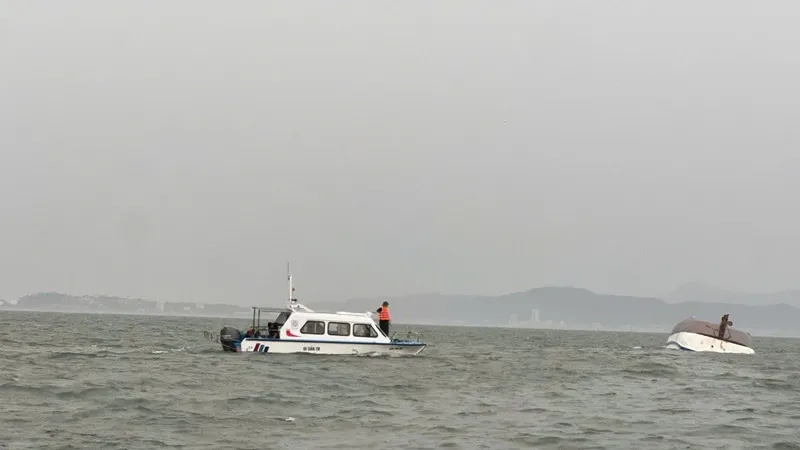  Thủ tướng yêu cầu khẩn trương tìm kiếm cứu nạn, khắc phục hậu quả vụ lật tàu tại Quảng Ninh: