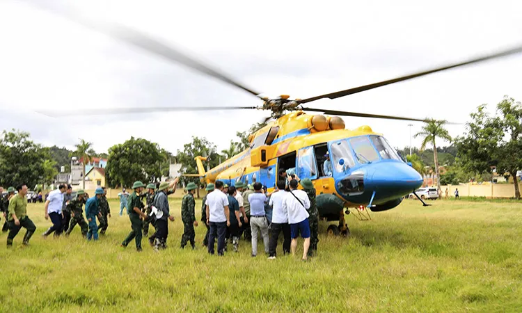 Bộ Quốc phòng điều trực thăng Mi-171 vận chuyển hàng cứu trợ khẩn cấp tới Điện Biên