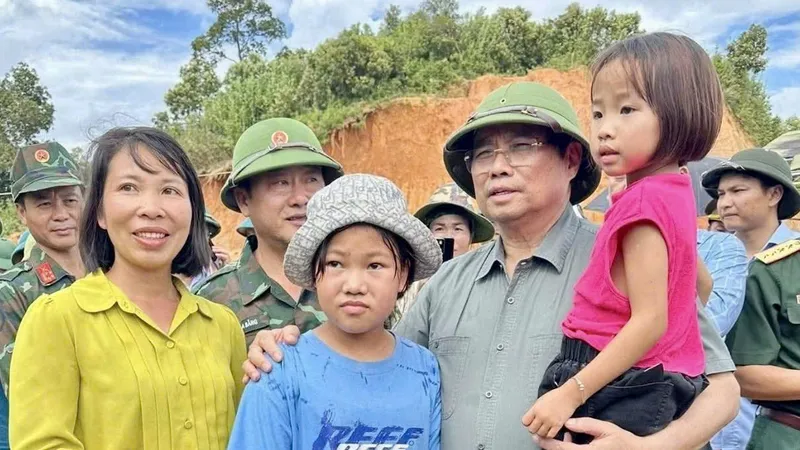 Thủ tướng Phạm Minh Chính và đoàn công tác tới hiện trường, thăm hỏi, động viên người dân chịu ảnh hưởng do mưa lũ, sạt lở đất tại các xã: Na Son, Tìa Dình, Xa Dung, tỉnh Điện Biên, chiều 3-8. Ảnh: VIẾT CHUNG