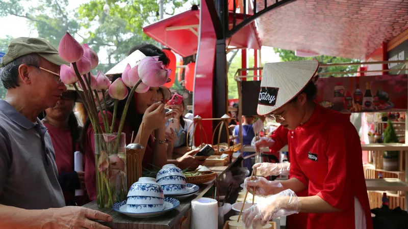 Hộ, cá nhân kinh doanh có doanh thu từ 1 tỷ đồng/năm trở lên phải sử dụng hoá đơn điện tử từ máy tính tiền có kết nối với cơ quan thuế. Ảnh: HÀ NGUYỄN